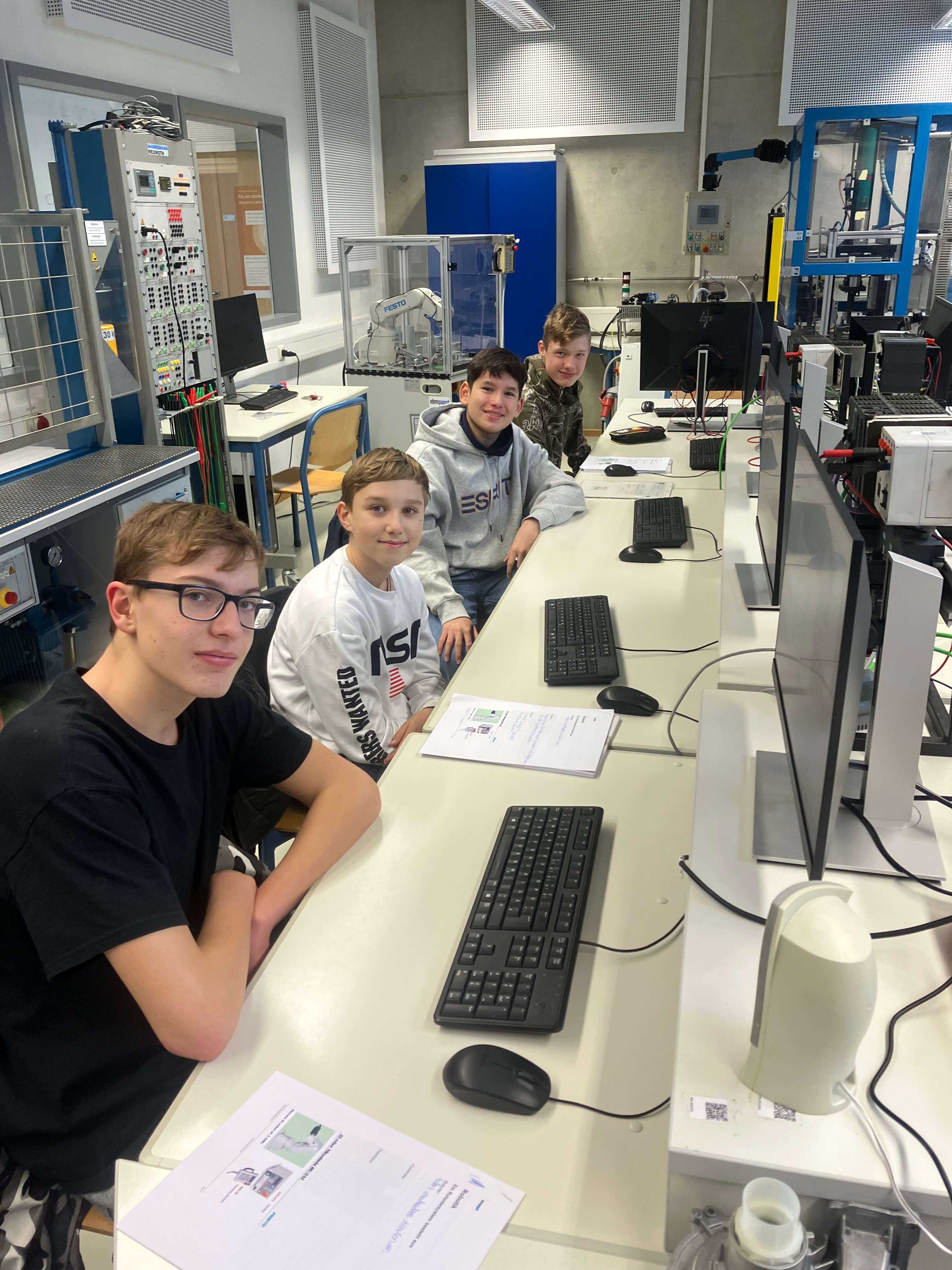 Schule trifft Wirtschaft – Programmieren eines Industrieroboters