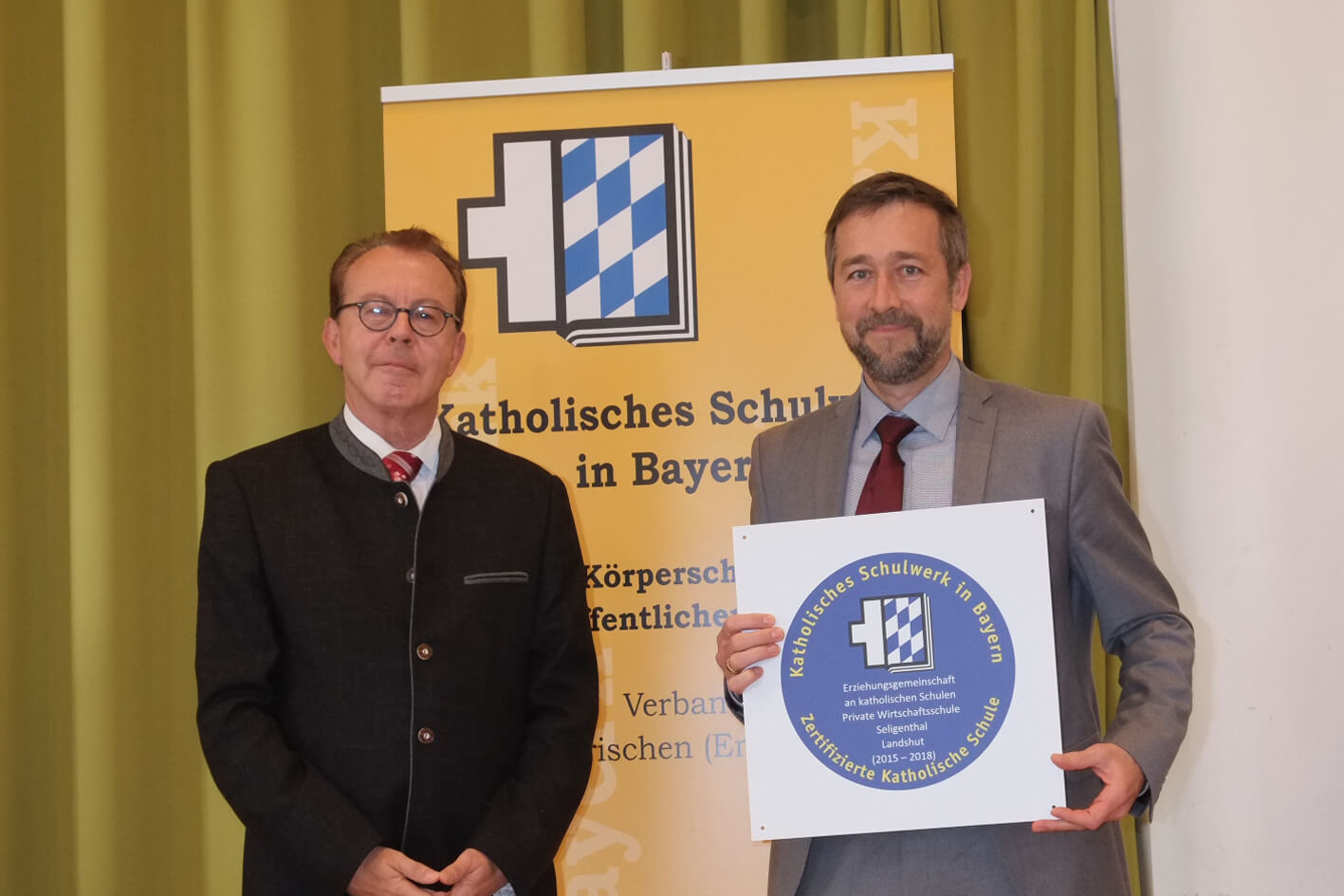 Dr. Hatzung, Direktor des Katholischen Schulwerks in Bayern und Herr Dr. Klosa bei der Übergabe der Auszeichnung