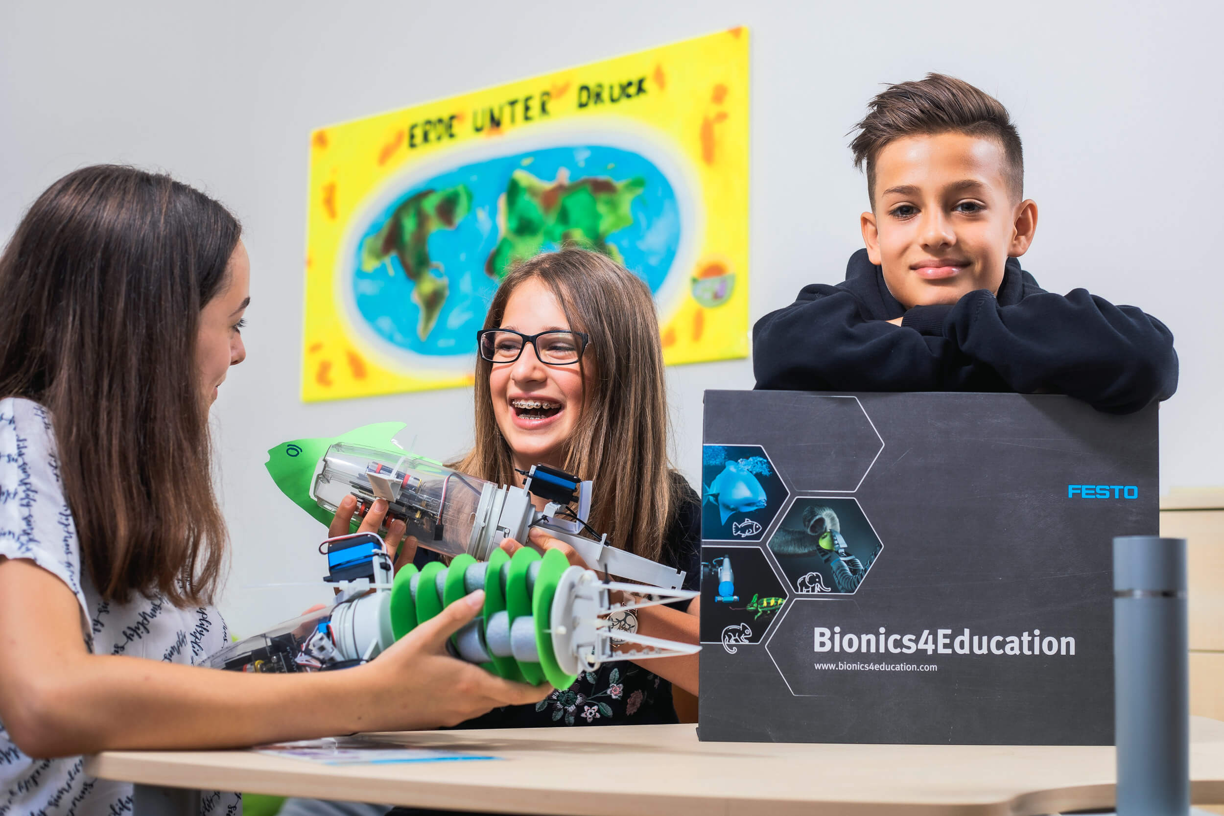 Mit Bionics4Education sollen Kinder und Jugendliche sich für Naturwissenschaft und Technik begeistern, indem Technik erlebbar und Wissen mit Spaß und Freude vermittelt wird.